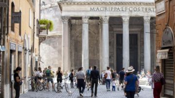 Italia registra los datos más bajos de muertos y contagios desde su cierre