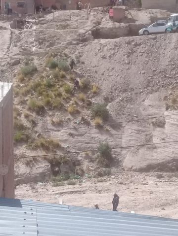 Arrina, un atomóvil; abajo, personas.