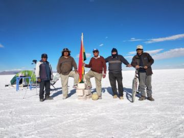 Están en el Salar de Uyuni.
