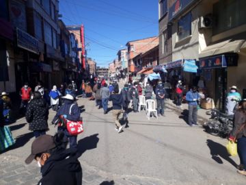 La gente sale a las calles, principalmente, cerca de los mercados.