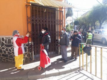 La gente sale a las calles, principalmente, cerca de los mercados.
