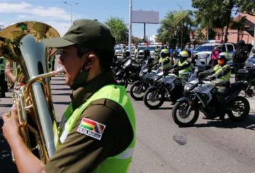 Los uniformados entonaron el himno al policía que en una de sus estrofas dice: “guardia fiel, qué te importa la vida, si alumbrando te mata el deber”. 