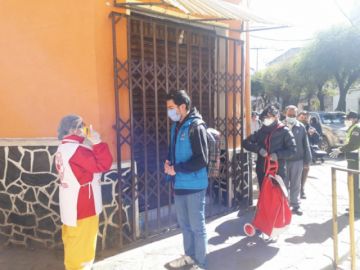 La gente sale a las calles, principalmente, cerca de los mercados.