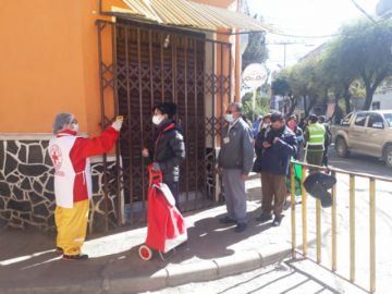 La gente sale a las calles, principalmente, cerca de los mercados.