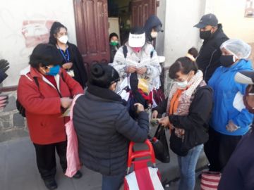 La gente sale a las calles, principalmente, cerca de los mercados.
