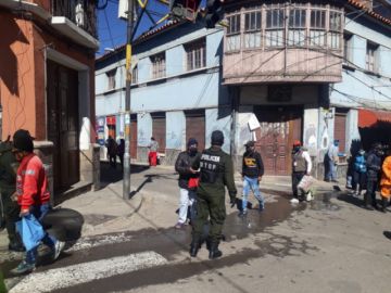 La gente sale a las calles, principalmente, cerca de los mercados.