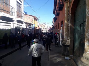 La gente sale a las calles, principalmente, cerca de los mercados.