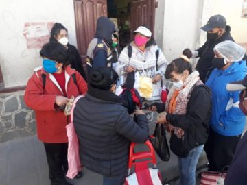 La gente sale a las calles, principalmente, cerca de los mercados.