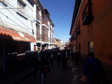 La gente sale a las calles, principalmente, cerca de los mercados.