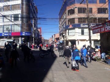 La gente sale a las calles, principalmente, cerca de los mercados.