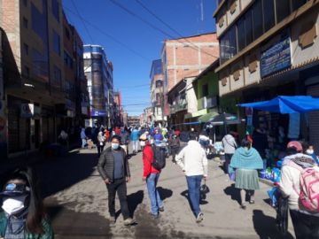La gente sale a las calles, principalmente, cerca de los mercados.