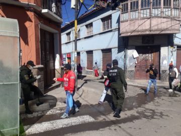 La gente sale a las calles, principalmente, cerca de los mercados.