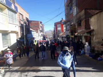 La gente sale a las calles, principalmente, cerca de los mercados.