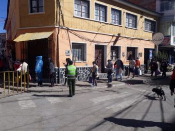 La gente sale a las calles, principalmente, cerca de los mercados.