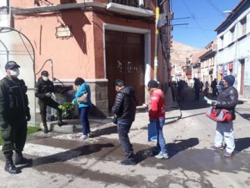 La gente sale a las calles, principalmente, cerca de los mercados.