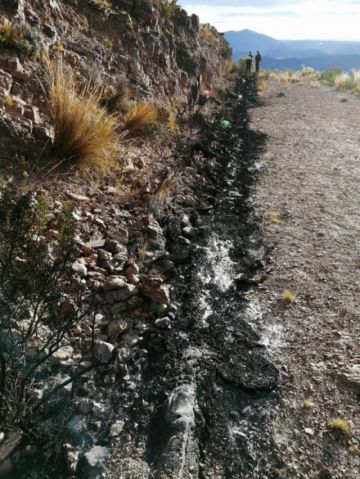 Al menos 30 metros del ducto fueron quemados por personas aún no identificadas.  FOTO: AAPOS