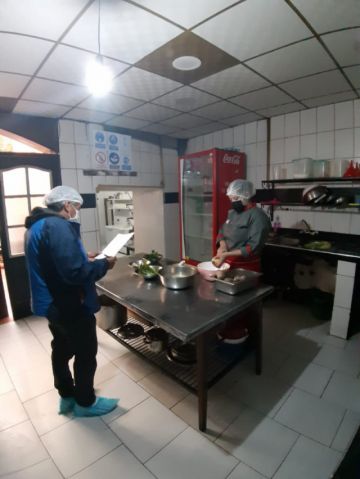 Inspección a establecimientos de comida. FOTO SALUD AMBIENTAL SEDES