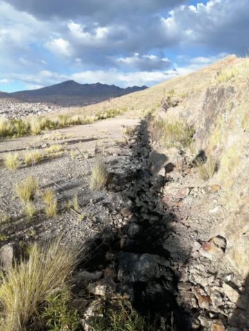 Al menos 30 metros del ducto fueron quemados por personas aún no identificadas.  FOTO: AAPOS