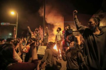En un momento dado, los manifestantes lograron prender fuego a la estación policial