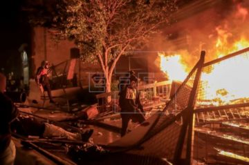 En un momento dado, los manifestantes lograron prender fuego a la estación policial