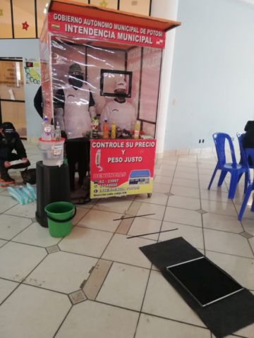 En la reunión mostraron el prototipo de puesto de mercado. FOTO: GAMP
