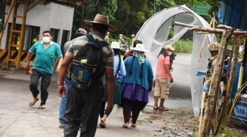 Coronavirus se propaga rápido en el trópico y recogen cadáver de la calle
