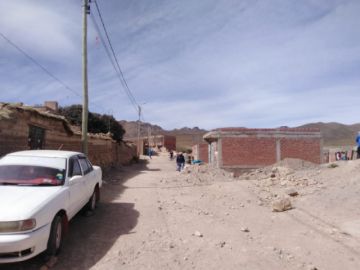 En fin de semana el comercio no está permitido, pese a ello hay gente que vende en Villa Victoria.