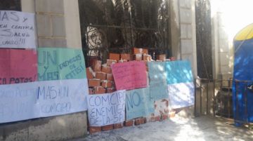 El exalcalde saca ladrillos del tapiado de la Alcaldía y abre las puertas
