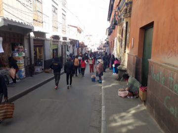 Hay mucha gente por las calles pese a estar vigente la cuarentena.