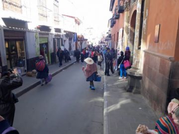 Hay mucha gente por las calles pese a estar vigente la cuarentena.