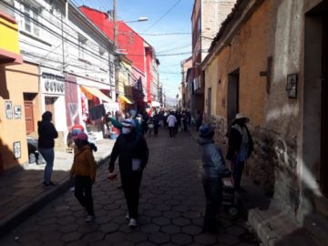 Hay mucha gente por las calles pese a estar vigente la cuarentena.