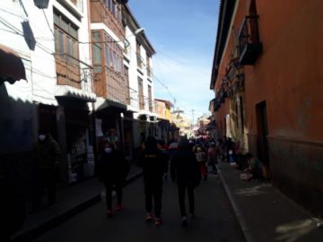 Hay mucha gente por las calles pese a estar vigente la cuarentena.
