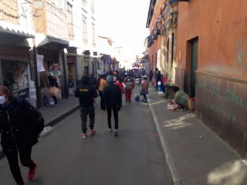 Hay mucha gente por las calles pese a estar vigente la cuarentena.