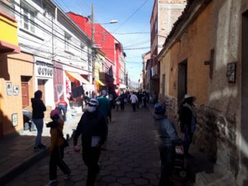 Hay mucha gente por las calles pese a estar vigente la cuarentena.