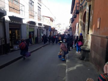 Hay mucha gente por las calles pese a estar vigente la cuarentena.