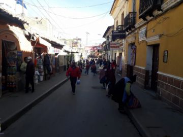 Hay mucha gente por las calles pese a estar vigente la cuarentena.
