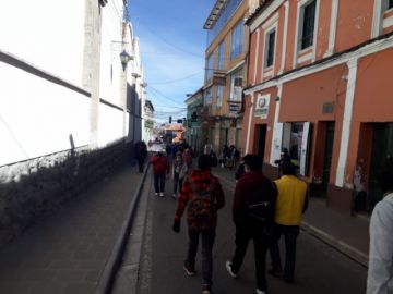 Hay mucha gente por las calles pese a estar vigente la cuarentena.