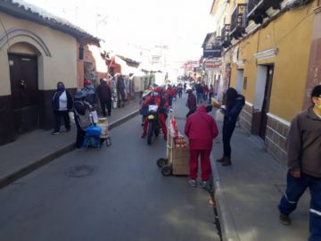 Hay mucha gente por las calles pese a estar vigente la cuarentena.