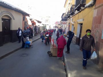 Hay mucha gente por las calles pese a estar vigente la cuarentena.