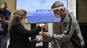 Gobierno lanza campaña “#TuDecisiónDaVida” y condecora a 6 donantes de plasma