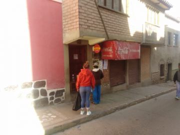 Hay gente en las calles incluso con niños pequeños.
