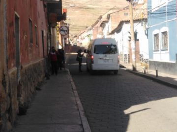 Hay gente en las calles incluso con niños pequeños.