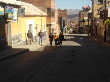 Hay gente en las calles incluso con niños pequeños.