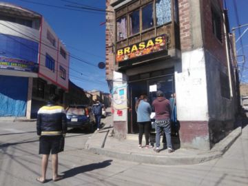 Hay gente en las calles incluso con niños pequeños.