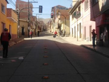Hay gente en las calles incluso con niños pequeños.