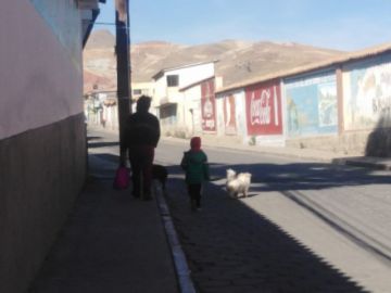Hay gente en las calles incluso con niños pequeños.