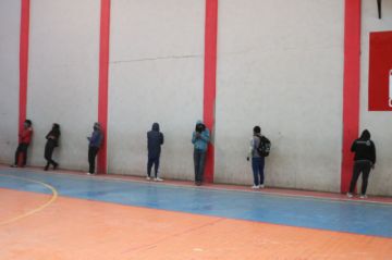 Los arrestados fueron llevados al Coliseo de Villa Santiago.
