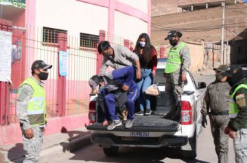 Los arrestados fueron llevados al Coliseo de Villa Santiago.