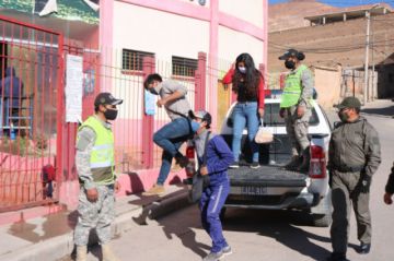 Los arrestados fueron llevados al Coliseo de Villa Santiago.