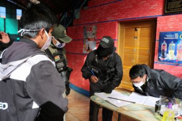 Los arrestados fueron llevados al Coliseo de Villa Santiago.